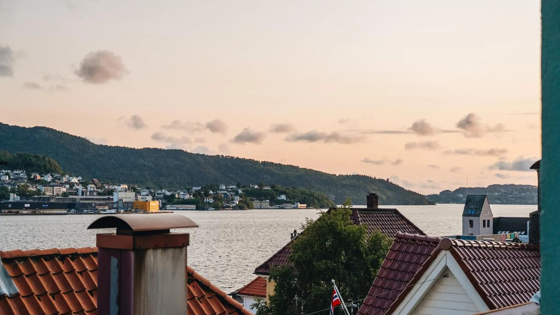Bergens Nr1 Smau I Enkel Innsjekk I Sjoutsikt